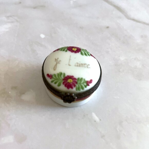 Limoges "Je T'aime" Box: Hand-Painted French Porcelain Trinket with Flower Hinge - Picture 1 of 7
